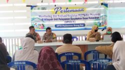 Dukung Pelayanan Kesehatan Masyarakat, Bhabinkamtibmas Hadiri Monev Pustu dan Posyandu di Desa Mura
