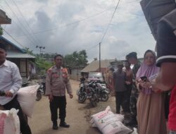 Monitoring Pembagian Pupuk, Bhabinkamtibmas Polsek Donggo Sampaikan Himbauan Kamtibmas