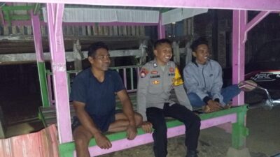 Ciptakan Pilkades Damai, Bhabinkamtibmas Desa Sermong Intensifkan Pembinaan Pos Satkamling dan Imbauan Politik