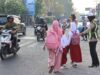Polisi Peduli Pendidikan, Kapolres Sumbawa Turun Jalan Pengawalan Penyeberangan Siswa SDN 2 Labuhan Sumbawa