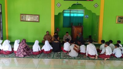 Cegah Kenakalan Remaja dan Perundungan Sejak Dini, Kapolsek Batulanteh Gelar Sosialisasi Edukatif Bersama Siswa SDN Batudulang