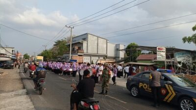 Sinergitas Tiga Pilar Kawal Suksesnya MTQH, Polsek Lape Amankan Pawai Ta’aruf di Desa Lopok