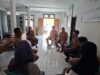 Wujudkan Kondusivitas Desa, Bhabinkamtibmas Polsek Taliwang Gelar Mediasi Warga di Kantor Desa Tamekan