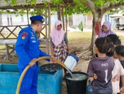 Kapal Polisi XXI-2007 Ditpolairud Polda NTB Salurkan 1,7 Ton Air Bersih Untuk Masyarakat Pesisir Sekotong