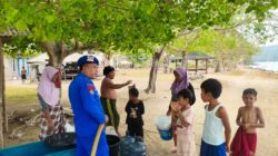 KAPAL POLISI XXI-2007 DITPOLAIRUD POLDA NTB SALURKAN 1,7 TON AIR BERSIH UNTUK MASYARAKAT PESISIR SEKOTONG
