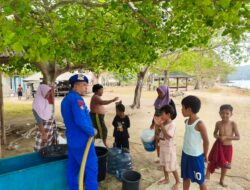 KAPAL POLISI XXI-2007 DITPOLAIRUD POLDA NTB SALURKAN 1,7 TON AIR BERSIH UNTUK MASYARAKAT PESISIR SEKOTONG