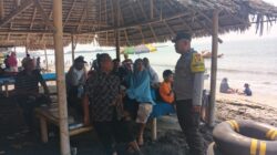 Sambangi Pantai Labuhan Haji, Bhabinkamtibmas Imbau Wisatawan Jaga Keselamatan dan Kebersihan