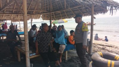 Sambangi Pantai Labuhan Haji, Bhabinkamtibmas Imbau Wisatawan Jaga Keselamatan dan Kebersihan