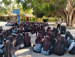 Bhabinkamtibmas Labuhan Haji Dampingi Sosialisasi SPMB SMA Kemala Taruna Bhayangkara